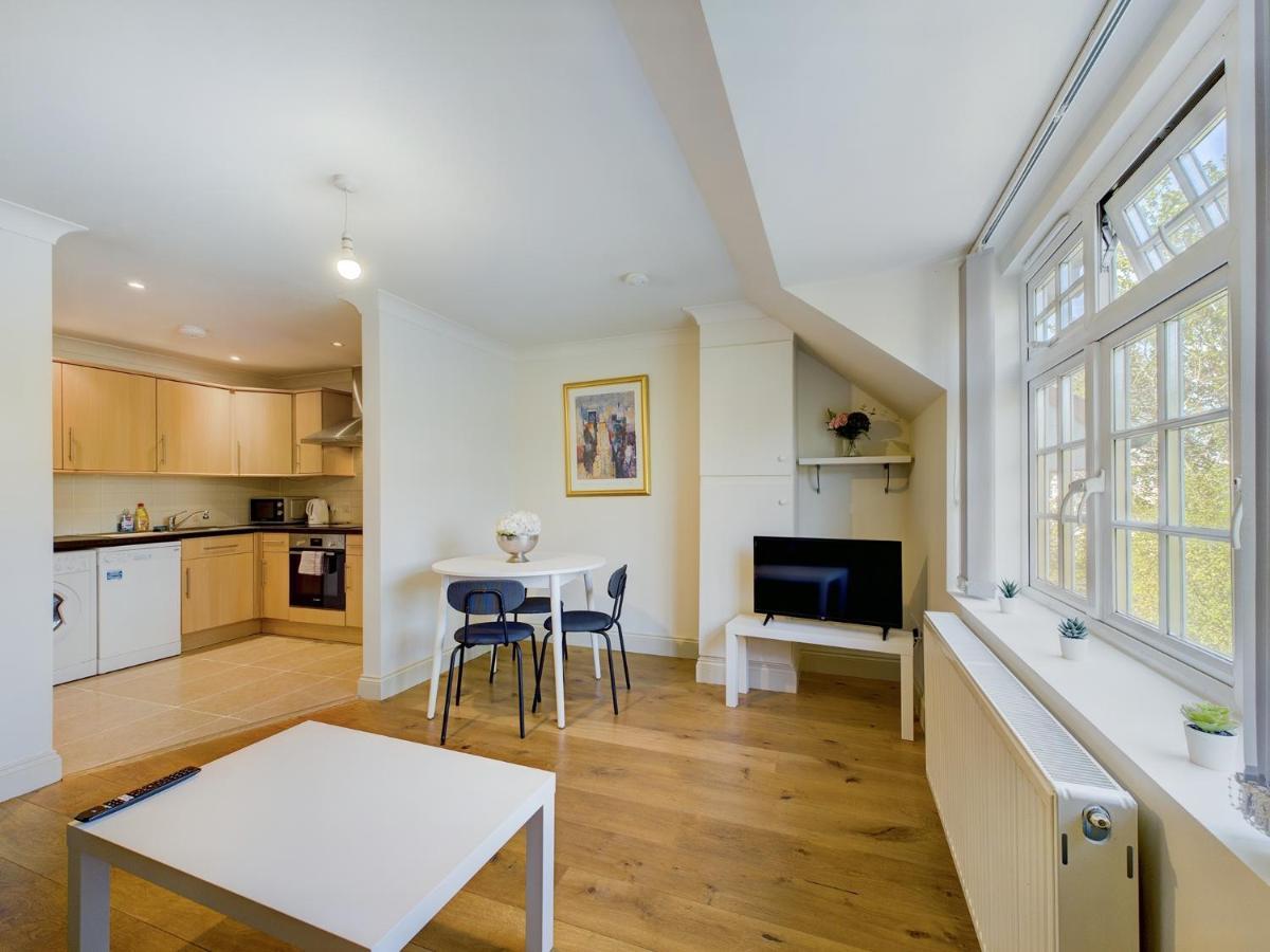 Duplex Redhill Town Centre Apt By Livingo Stays المظهر الخارجي الصورة