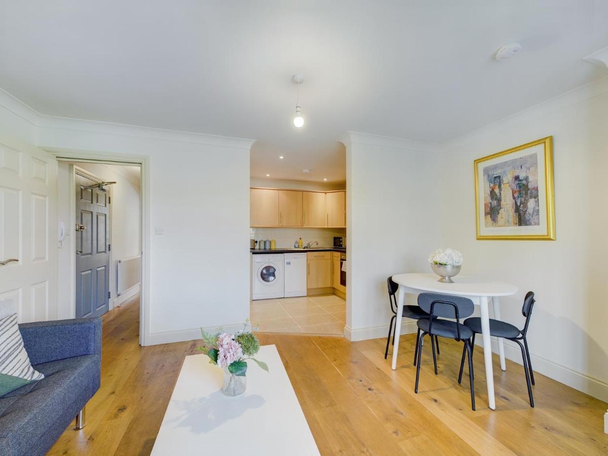 Duplex Redhill Town Centre Apt By Livingo Stays المظهر الخارجي الصورة